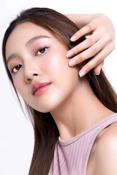 孤立した白い背景に健康で完璧な顔の肌を持つ美しい若いアジアの女性を閉じます 商業広告のための顔とスキンケアのコンセプト ロイヤリティフリーのストック画像