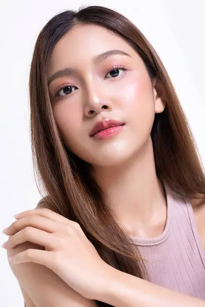孤立した白い背景に健康で完璧な顔の肌を持つ美しい若いアジアの女性を閉じます 商業広告のための顔とスキンケアのコンセプト ロイヤリティフリーのストック写真