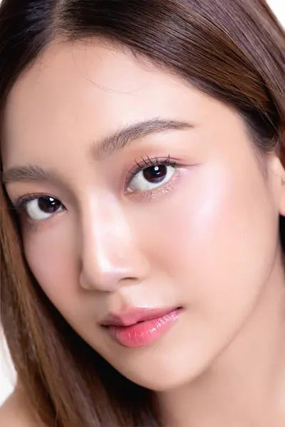 孤立した白い背景に健康で完璧な顔の肌を持つ美しい若いアジアの女性を閉じます 商業広告のための顔とスキンケアのコンセプト ストックフォト