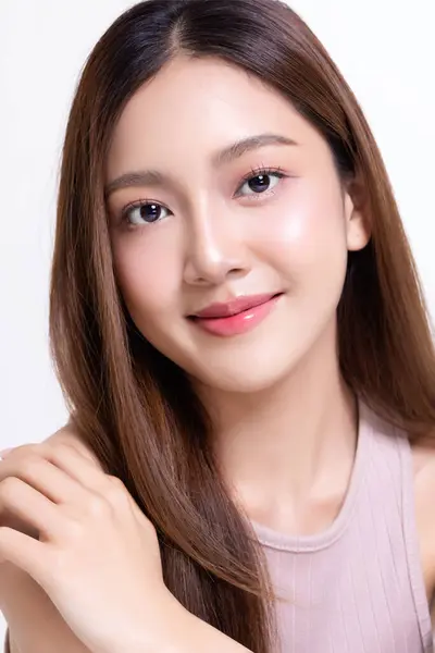 孤立した白い背景に健康で完璧な顔の肌を持つ美しい若いアジアの女性を閉じます 商業広告のための顔とスキンケアのコンセプト ストック写真