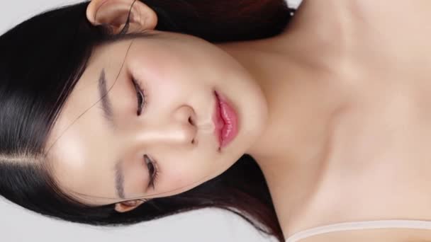 紧贴着年轻美丽的年轻年轻的亚洲女人的脸 有着健康而新鲜的皮肤 垂直的美丽镜头 — 图库视频影像