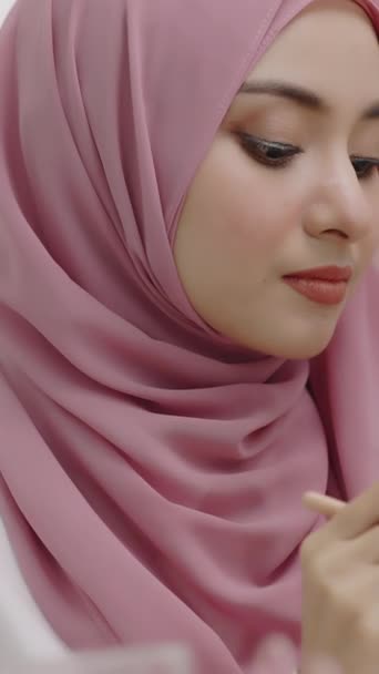 Νεαρή Ασιατική Όμορφη Μουσουλμάνα Γυναίκα Μαντίλα Εφαρμογή Βούρτσα Μάσκαρα Στις — Αρχείο Βίντεο