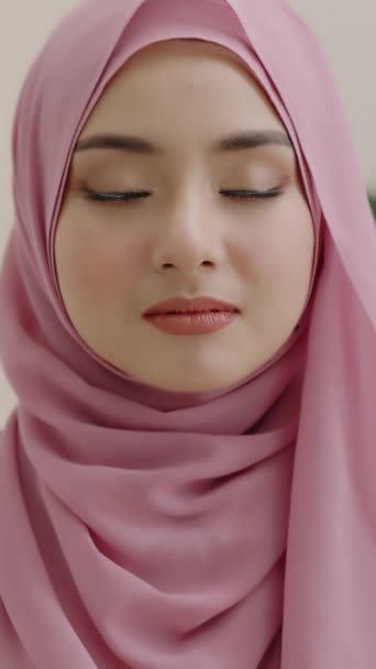 Vertical Closeup Smiling Face Beautiful Asian Muslim Woman Covering Her — Stock Video