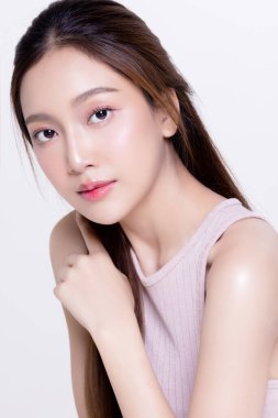 Asyalı bir kadının güzel portresi, temiz ciltli, sağlıklı saçlı, büyüleyici gözlü, zarafet saçan ve moda tarzını yakından gösteren..