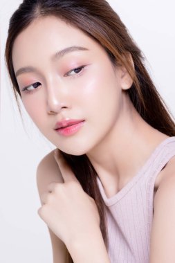 Asyalı bir kadının güzel portresi, temiz ciltli, sağlıklı saçlı, büyüleyici gözlü, zarafet saçan ve moda tarzını yakından gösteren..