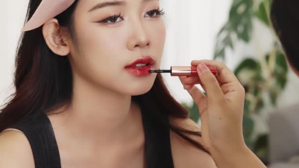 化妆师把化妆品涂在美丽的亚洲女性唇上 时尚和魅力 以特写的形式展现了她优雅的风格和性感 — 图库视频影像