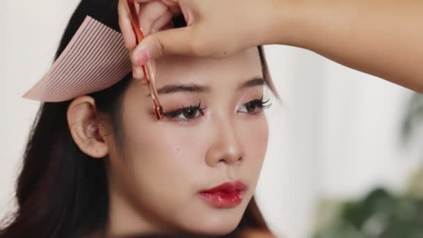 化妆师把化妆品涂在美丽的亚洲女性唇上 时尚和魅力 以特写的形式展现了她优雅的风格和性感 — 图库视频影像