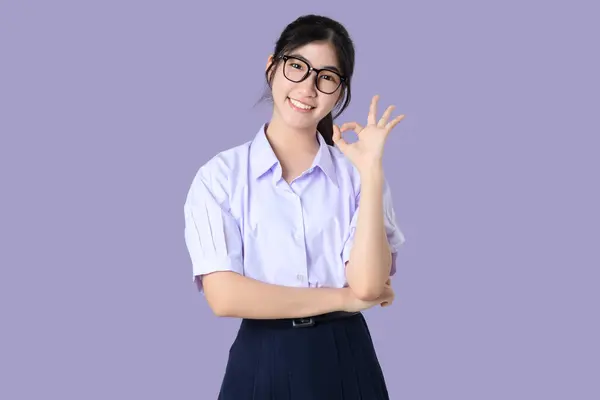 Portret Szczęśliwej Młodej Azjatyckiej Studentki Szkolnym Mundurze Pokazać Sygnał Dłoni Obrazy Stockowe bez tantiem
