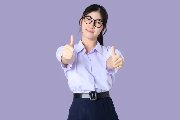 Porträt Von Happy Junge Asiatische Studentin Mädchen Schuluniform Zeigt Daumen lizenzfreie Stockfotos