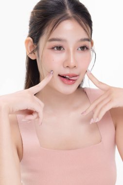 K-Güzelliği makyaj stili, sağlıklı ve mükemmel ciltli genç Asyalı güzel kadının yakın plan portresi. Ticari reklamlar için yüz bakımı konsepti.