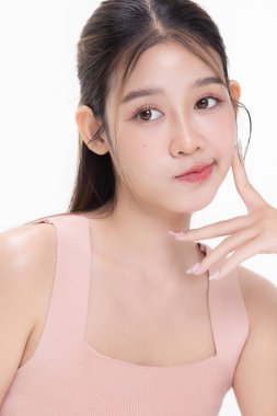 K-Güzelliği makyaj stili, sağlıklı ve mükemmel ciltli genç Asyalı güzel kadının yakın plan portresi. Ticari reklamlar için yüz bakımı konsepti.