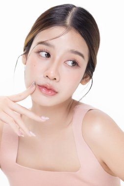 K-Güzelliği makyaj stili, sağlıklı ve mükemmel ciltli genç Asyalı güzel kadının yakın plan portresi. Ticari reklamlar için yüz bakımı konsepti.