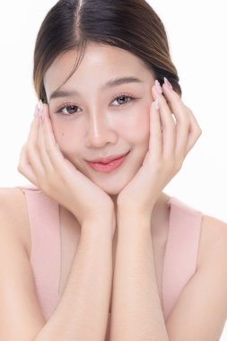 K-Güzelliği makyaj stili, sağlıklı ve mükemmel ciltli genç Asyalı güzel kadının yakın plan portresi. Ticari reklamlar için yüz bakımı konsepti.