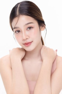 K-Güzelliği makyaj stili, sağlıklı ve mükemmel ciltli genç Asyalı güzel kadının yakın plan portresi. Ticari reklamlar için yüz bakımı konsepti.