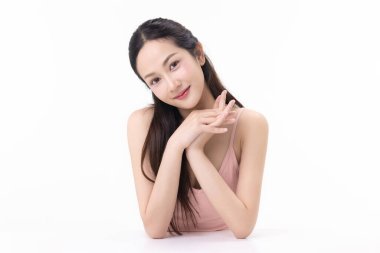 Genç Asyalı güzel bir kadının yakın plan portresi. Makyaj stili, sağlıklı ve mükemmel bir cilt. Beyaz arka planda, ticari ürün reklamcılığı için izole edilmiş..