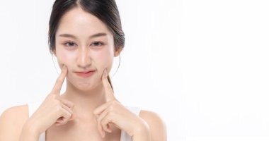 K-güzellik makyaj stili, sağlıklı ve mükemmel cilt parlatıcısı olan ve telif alanı beyaz arka planda cilt ürünleri reklamcılığı için izole edilmiş genç Asyalı güzel kadının yüzünü kapatın..