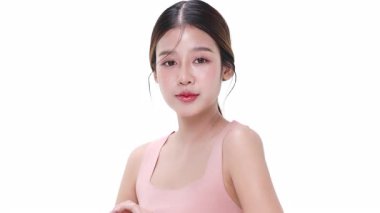 Beyaz arka planda izole edilmiş sağlıklı ciltli güzel Asyalı kadın portresi..