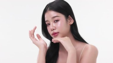 Beyaz arka planda sağlıklı yüz cam ciltli güzel Asyalı kadın portresi..