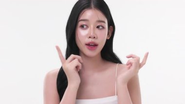 Beyaz arka planda sağlıklı yüz cam ciltli güzel Asyalı kadın portresi..