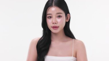 Beyaz arka planda sağlıklı yüz cam ciltli güzel Asyalı kadın portresi..