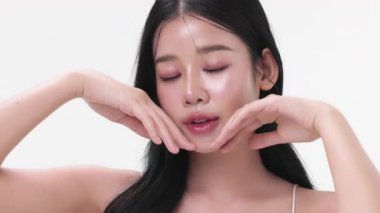 Beyaz arka planda sağlıklı yüz cam ciltli güzel Asyalı kadın portresi..