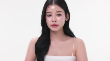 Beyaz arka planda sağlıklı yüz cam ciltli güzel Asyalı kadın portresi..