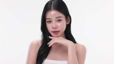 Beyaz arka planda sağlıklı yüz cam ciltli güzel Asyalı kadın portresi..