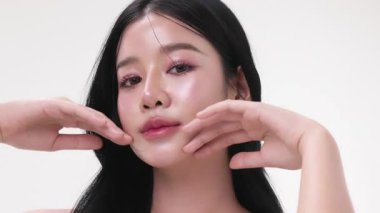 Beyaz arka planda sağlıklı yüz cam ciltli güzel Asyalı kadın portresi..