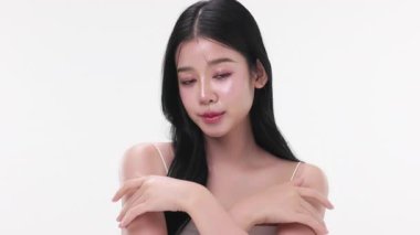 Beyaz arka planda sağlıklı yüz cam ciltli güzel Asyalı kadın portresi..