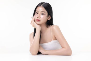 Beyaz arka planda izole edilmiş güzel Asya modelinin parıldayan cildi makyaj stili.