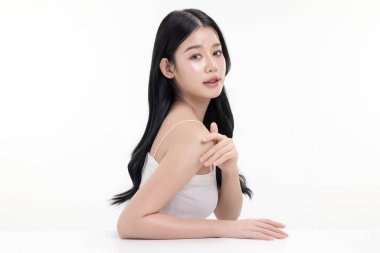 Beyaz arka planda izole edilmiş güzel Asya modelinin parıldayan cildi makyaj stili.