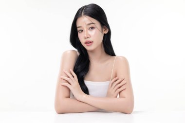 Beyaz arka planda izole edilmiş güzel Asya modelinin parıldayan cildi makyaj stili.