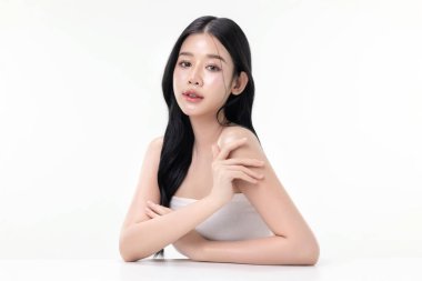 Beyaz arka planda izole edilmiş güzel Asya modelinin parıldayan cildi makyaj stili.