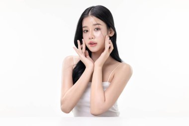 Beyaz arka planda izole edilmiş güzel Asya modelinin parıldayan cildi makyaj stili.