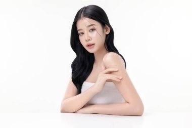 Beyaz arka planda izole edilmiş güzel Asya modelinin parıldayan cildi makyaj stili.