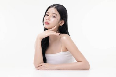 Beyaz arka planda izole edilmiş güzel Asya modelinin parıldayan cildi makyaj stili.