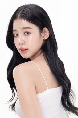 Kapalı cam cilt beyaz arka planda izole edilmiş güzel Asya modelinin makyaj stili.