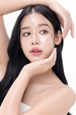 Kapalı cam cilt beyaz arka planda izole edilmiş güzel Asya modelinin makyaj stili.