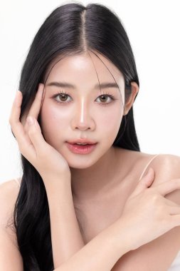 Kapalı cam cilt beyaz arka planda izole edilmiş güzel Asya modelinin makyaj stili.