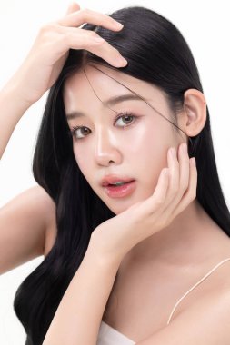 Kapalı cam cilt beyaz arka planda izole edilmiş güzel Asya modelinin makyaj stili.