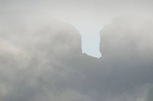 霧の中で崖 ヌブロ農村公園 テジェダ グラン カナリア カナリア諸島 スペイン — ストック写真