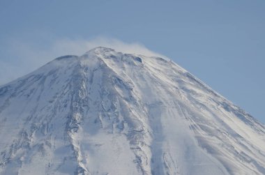 Fuji Dağı karla kaplı. Fuji-Hakone-Izu Ulusal Parkı. Honshu. Japonya.