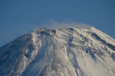 Fuji Dağı 'nın karla kaplı zirvesi. Fuji-Hakone-Izu Ulusal Parkı. Honshu. Japonya.
