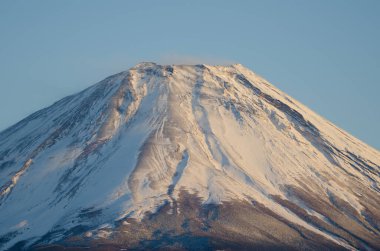 Fuji Dağı karla kaplı. Fuji-Hakone-Izu Ulusal Parkı. Honshu. Japonya.