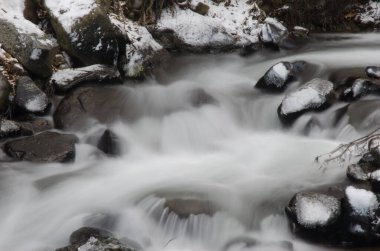 Kışın Oshinkoshin Şelalesi manzarası. Shiretoko Yarımadası. Hokkaido. Japonya.