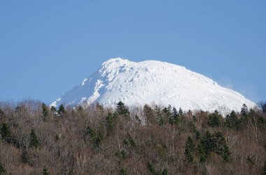Karla kaplı Rausu Dağı. Shiretoko Ulusal Parkı. Shiretoko Yarımadası. Hokkaido. Japonya.