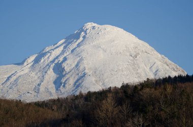 Karla kaplı Rausu Dağı. Shiretoko Ulusal Parkı. Shiretoko Yarımadası. Hokkaido. Japonya.