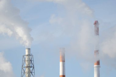 Kağıt hamuru ve kağıt endüstrisinin bacaları. Nippon Kağıt Endüstrisi. Kushiro. Hokkaido. Japonya.