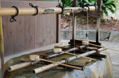 Shimogamo Tapınağı 'nda geleneksel abdest çeşmesi. Shimogamo. Kyoto. Japonya.