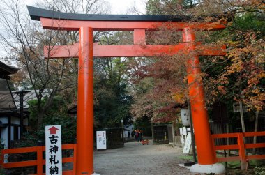 Shimogamo, 11 Aralık 2017: Shimogamo Tapınağı 'ndaki Torii kapısı. Japonya.